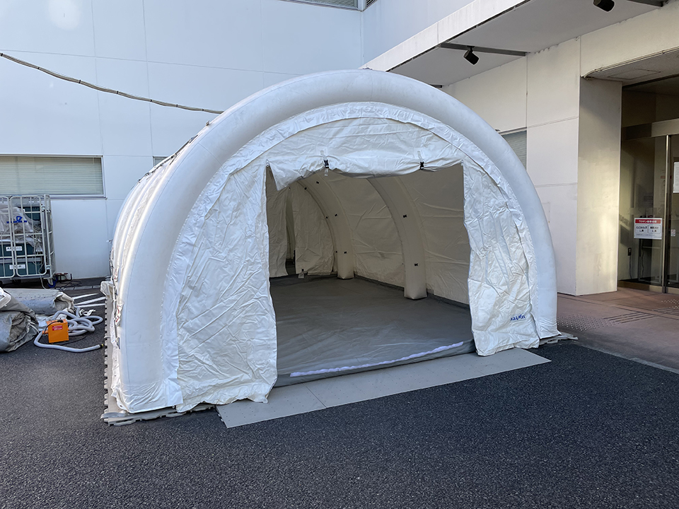 ウルトラベースフロア使用例：病院の仮設テントの下地ベース